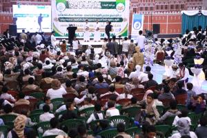 مأرب تحتفي بـ99 حافظاً وحافظة للقرآن الكريم وتكرّمهم وسط أجواء روحانية
