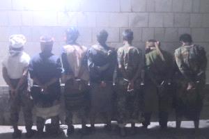 أمن أبين يضبط قائداً أمنياً وعدداً من أفراده بعد تورطهم في ابتزاز سائق مصري

