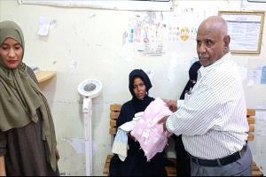 عدن تحتفل بـ62 عاماً على ثورة أكتوبر: توزيع حقائب الأمومة لدعم الأمهات والمواليد"