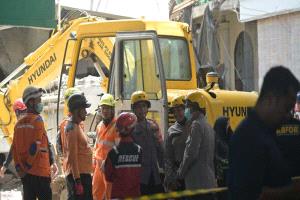 انهيار مدرسة في إندونيسيا.. مقتل 5 و59 لا يزالون تحت الأنقاض