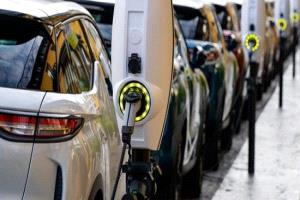 الصين تهمّش السيارات الكهربائية من خطتها الاستراتيجية الجديدة