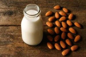 حليب اللوز.. خيار ذهبي لدعم القلب وتنظيم ضغط الدم