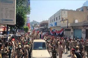 وزير الدفاع يتفقد محور تعز ويشيد بالجاهزية القتالية للفِرق العسكرية