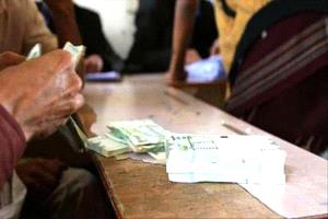 
جندي يضحي بنفسه أمام أسرته بسبب تأخر الرواتب في عدن