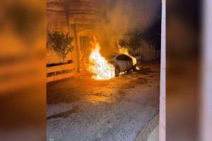 مستوطنون إسرائيليون يحرقون مركبات فلسطينيين شرقي رام الله