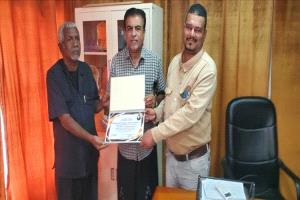 منتدى الإعلاميين وصحيفة منابر عدن يكرّمان مدير عام القطن تقديراً لجهوده التنموية