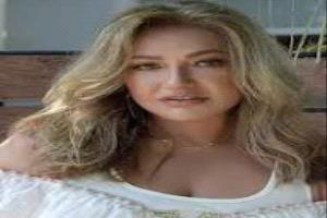 ليلى علوي باكيةً: قصّرت تجاه أهلي وبيتي من أجل فنّي