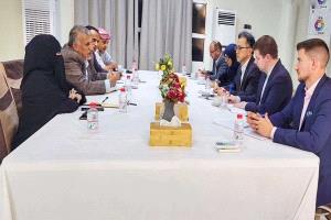 وفد أممي يبحث مع فريق التوجيه الرئاسي في المهرة جهود السلام وسط تحذيرات من التصعيد الحوثي