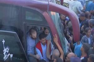 وصول أسرى فلسطينيين إلى خان يونس بعد إطلاق سراحهم ضمن صفقة التبادل
