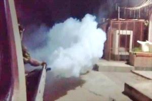 رشٌ ضبابي في خور مكسر حملة ميدانية لقطع دورة البعوض قبل تفشّي الحميات