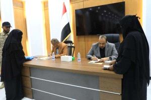 محافظ حضرموت يستقبل المواطنين ويشدد على سرعة إنجاز معاملاتهم
