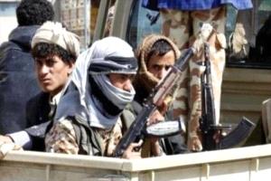 الحوثيون يقتحمون قرية في تعز ويختطفون مدنيين بعد انشقاق شيخ