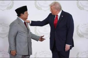 موقف محرج بسبب مكبر الصوت... رئيس إندونيسيا يطلب من ترمب لقاء ابنه إريك
