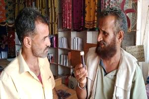 معلم يمني يبتكر علاجاً طبيعياً للبواسير والتشققات الفطرية في ردفان