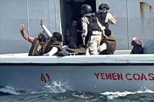خفر السواحل يضبط جلبة محملة بآلاف البدلات العسكرية في المياه الإقليمية