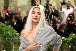 كيم كارداشيان تواعد سرّاً نجماً يصغرها بـ14 عاماً