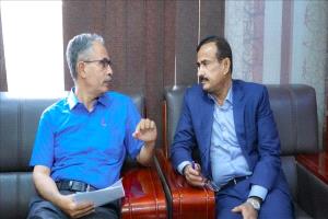 محافظ شبوة يوجّه بإعلان مناقصة بناء مدرسة لَجَب ويشدد على تطوير المدينة