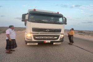 إعلامي ينتقد صمت القيادات الأمنية في أبين بعد احتجاز ناقلات وقود كهرباء عدن