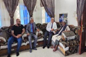 فريق رئاسي يطمئن على صحة المناضل أحمد بامعلم بالمكلا