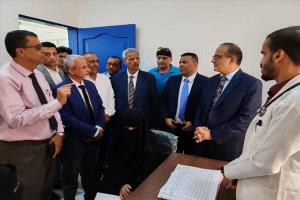 وزير الصحة ومحافظ لحج يتفقدان المرافق الصحية لتعزيز جودة الخدمات