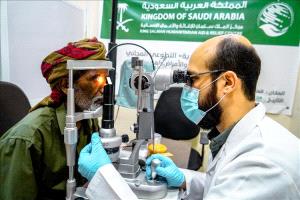 برنامج "نور السعودية" بمكلا يعيد البصر لأكثر من 2,600 يمني في مخيم طبي تطوعي
