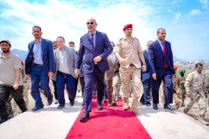 الزُبيدي أمام نصب لبوزة: الوفاء يتجدد وثورة الجنوب لا تموت