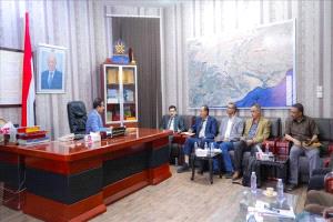 محافظ شبوة ونائب وزير المياه يناقشان تطوير خدمات المياه والصرف الصحي
