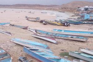 خفر السواحل بحضرموت ينقذ قوارب جرفتها السيول في الديس الشرقية