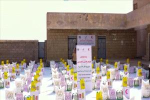 بدعم إماراتي توزيع 300 سلة غذائية للأسر الأشد فقرًا في المخا