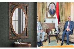 عندما تتحوّل المراية إلى إطار رسمي.. منشور ساخر يثير ضجة حول صورة الرئيس!