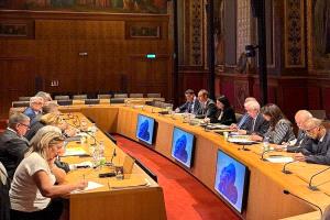 اليمن يشارك في لقاء عربي فرنسي لدعم فلسطين وتعزيز الإغاثة في غزة