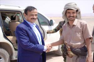 محافظ شبوة يعتمد مشروع مدرسة وخزان مياه لمنطقة لَجَب