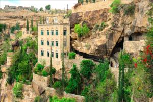 متنزه السكون واحة معلّقة تنحتها الطبيعة وتُهندسها أيادي اليمنيين