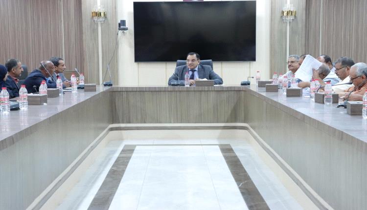 وزير الزراعة والري والثروة السمكية يرأس اجتماعاً موسعاً للقطاعات المالية والإيرادية
