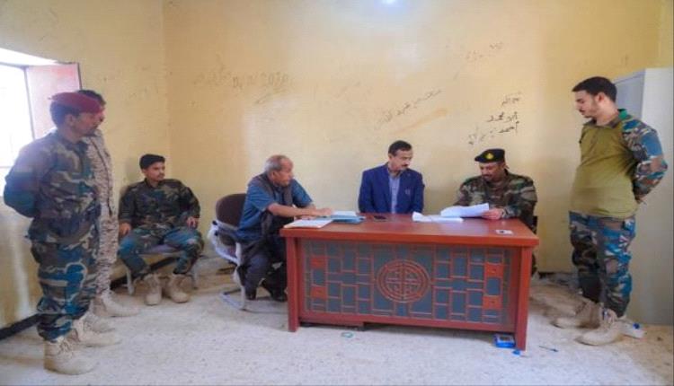 محافظ شبوة يتابع استقبال المجندين الجدد ويشيد بالانضباط المؤسسي لقوات الدفاع