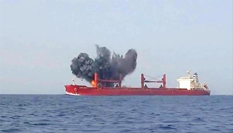 تصعيد خطير.. الحوثيون يضربون ناقلة نفط إسرائيلية بالصواريخ في البحر الأحمر
