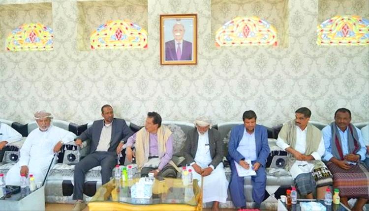 محافظ المهرة يجتمع بالشخصيات الاجتماعية والسياسية لتعزيز الأمن وضبط الأسواق