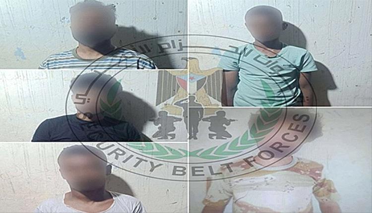 ضربة قوية للجريمة.. الحزام الأمني بعدن يضبط آلاف الجوازات ويطيح بعصابة تقطع