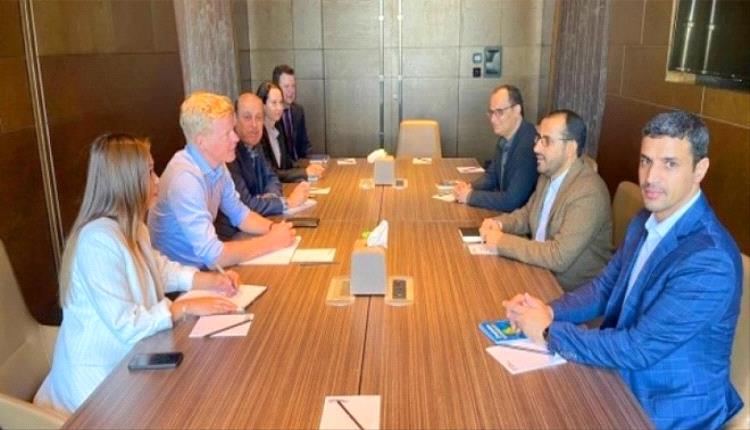 المبعوث الأممي يختتم زيارة مسقط ويدين احتجاز موظفي الأمم المتحدة باليمن
