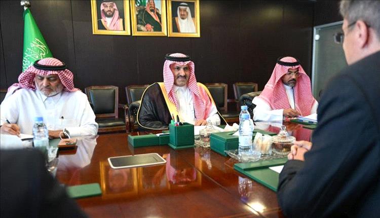 آل جابر والبنك الدولي يبحثان تعزيز التنمية في اليمن
