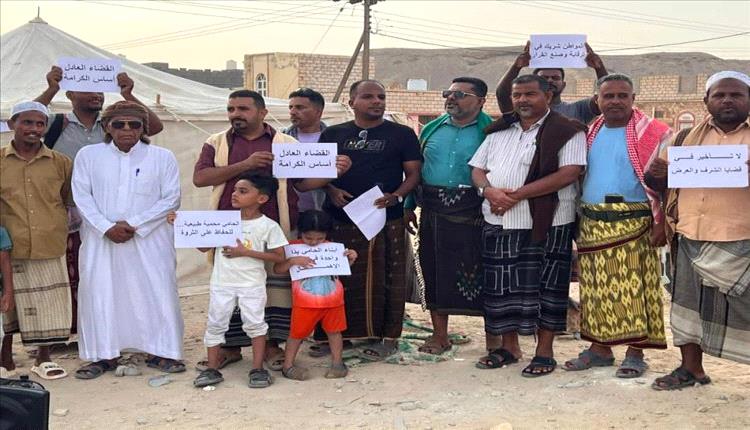أبناء الحامي يرفعون صوتهم وقفة احتجاجية للمطالبة بالعدالة والخدمات