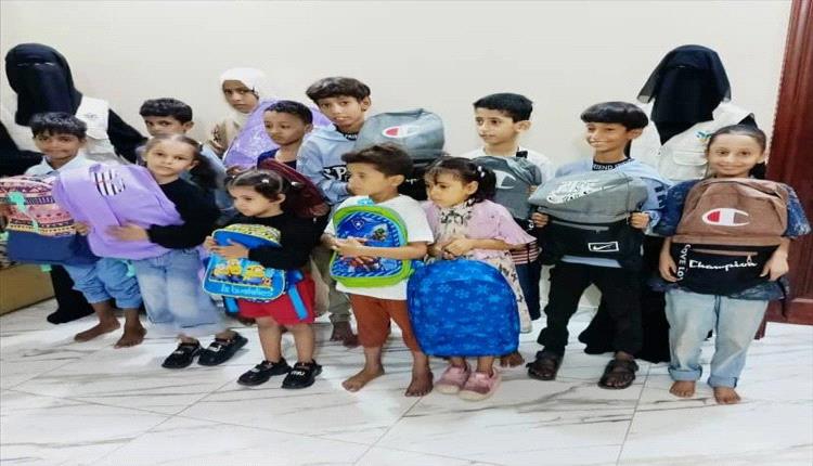 بمبادرة خيرية الفجر الشبابية توزع حقائب مدرسية لأطفال عدن مع انطلاق العام الدراسي
