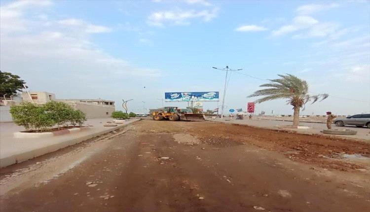 بعدن انطلاق صيانة خط كورنيش المحافظ لتحسين السلامة المرورية وتعزيز البنية التحتية
