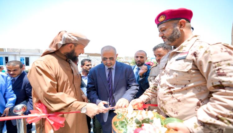 الزُبيدي يفتتح أقسام طبية جديدة بمستشفى عبود العسكري ويضع حجر الأساس لمشاريع صحية متقدمة