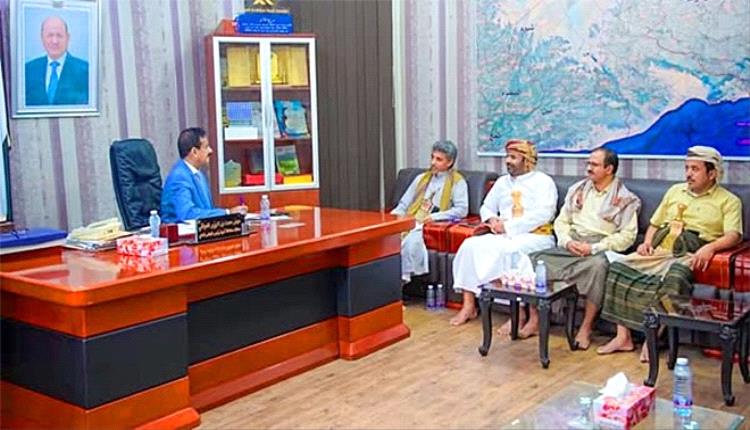 محافظ شبوة يبحث مع النقابة آليات إعادة تشغيل قطاع S1 النفطي وتعزيز استمرارية الإنتاج