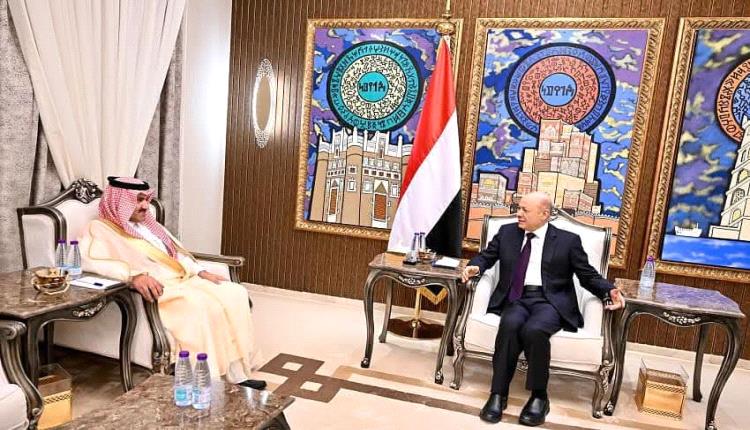 سخرية: رئيس اليمن في الرياض يستقبل سفير السعودية لدى اليمن، في السعودية!