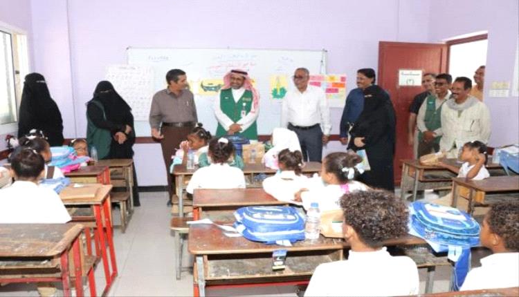 الملك سلمان للإغاثة يدعم تعليم أطفال ساحل حضرموت بالحقائب المدرسية
