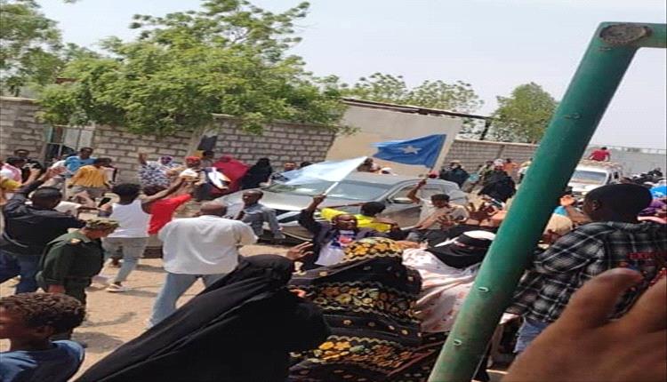 زيارة تحمل رسائل إنسانية.. سفير الصومال يلتقي لاجئي مخيم خرز في لحج