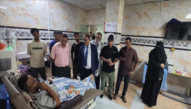 محافظ الضالع يزور مركز الغسيل الكلوي ويشرف على تسليم الإدارة الجديدة