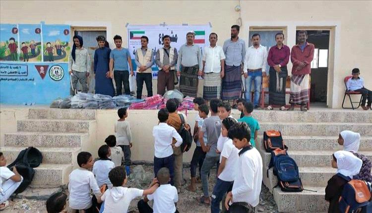 بدعم كويتي مؤسسة الجبل تدشن توزيع مستلزمات مدرسية بمدرسة الصلولي في الملاح
